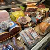 ...con in mostra provolone, scamorze, formaggi a pasta fusa e speck, pancetta a strisce, prosciutto cotto e crudo, bresaola